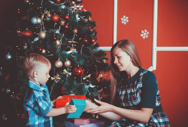 Retrato de madre e hijo felices —  Fotos de Stock