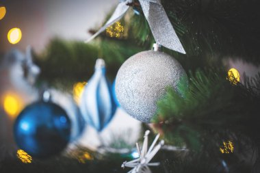Güzel dekore edilmiş Noel ağacı