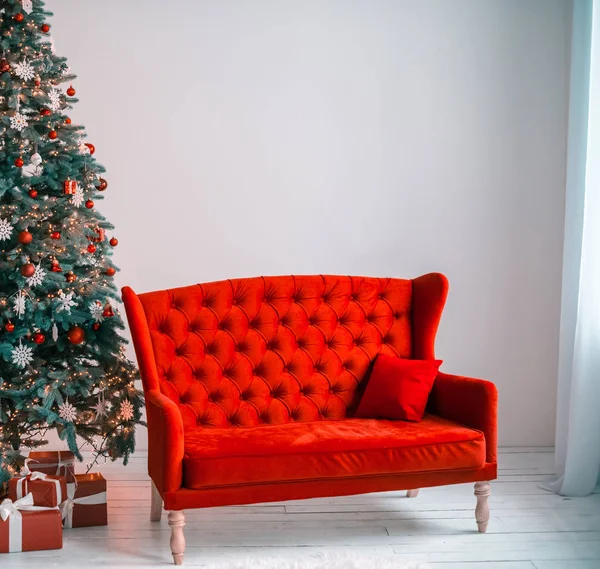 Zdobené vánoční strom a červené pohovce — Stock fotografie