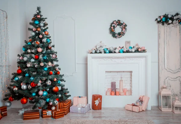 Gedecoreerde kerstboom en ingepakte cadeaus — Stockfoto