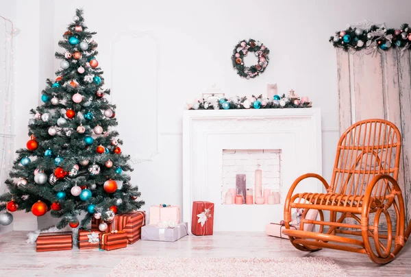 Árbol de Navidad decorado y mecedora — Foto de Stock