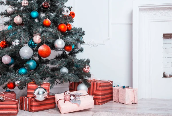 Zdobené vánoční strom a zabalené dárky — Stock fotografie
