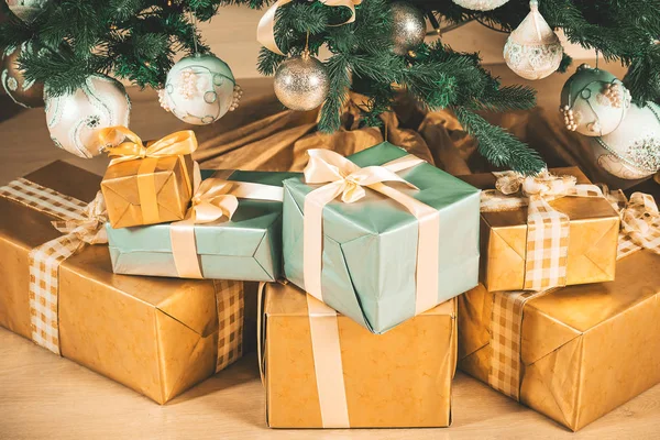 Dekorerad julgran och inslagna presenter — Stockfoto
