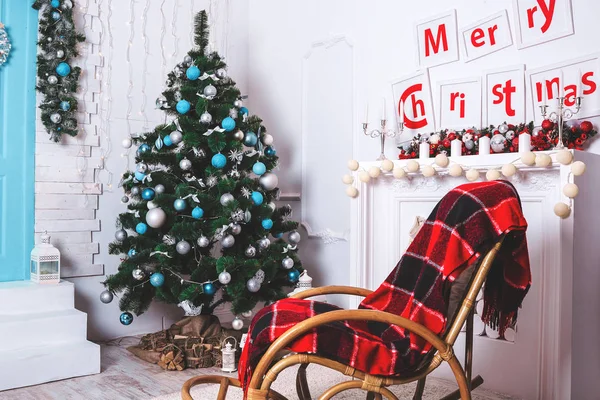 Árbol de Navidad decorado y mecedora — Foto de Stock