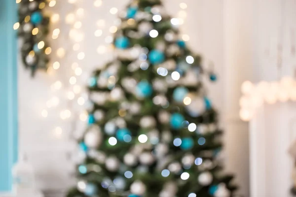 Defocused interior with decorated Christmas tree — Stock Photo, Image