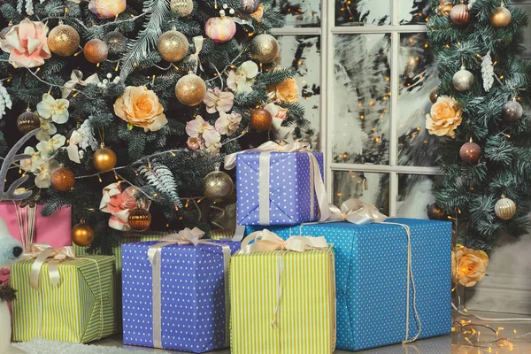 Árbol de Navidad decorado y regalos envueltos —  Fotos de Stock