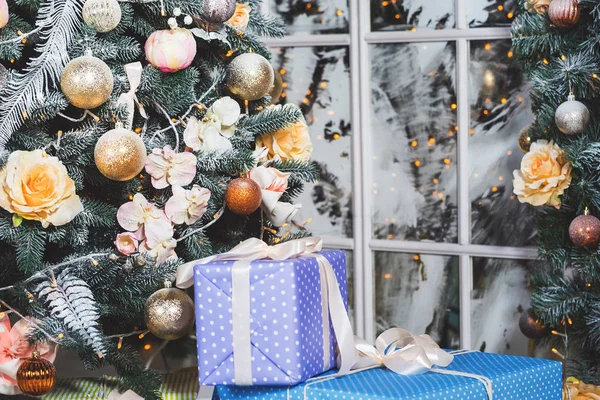 Dekorerad julgran och inslagna presenter — Stockfoto