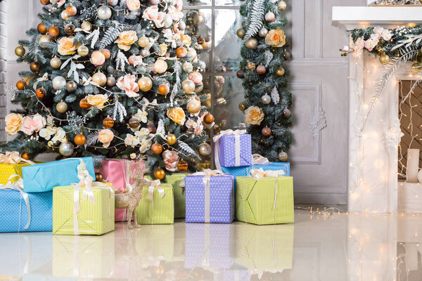 украшенные елки и завернутые подарки
 