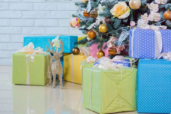 Árbol de Navidad decorado y regalos envueltos —  Fotos de Stock