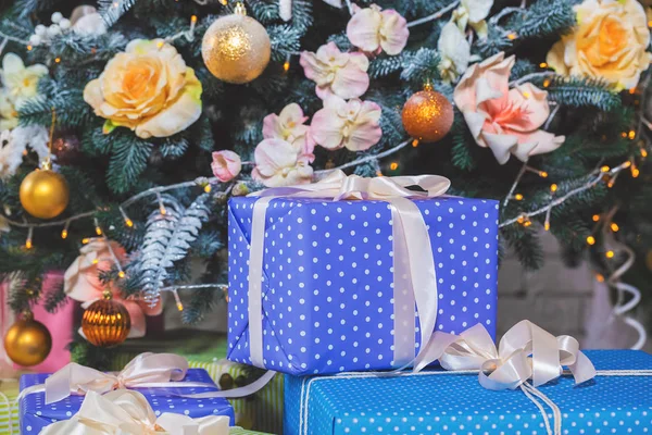 Árbol de Navidad decorado y regalos envueltos —  Fotos de Stock