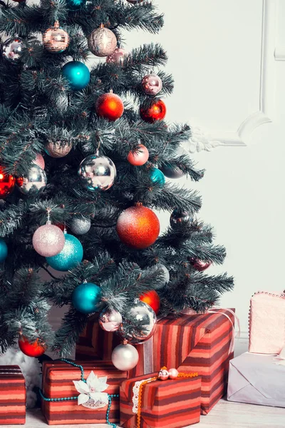 장식 된 크리스마스 트리와 포장된 선물 — 스톡 사진
