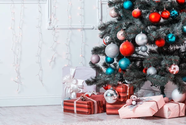 장식 된 크리스마스 트리와 포장된 선물 — 스톡 사진