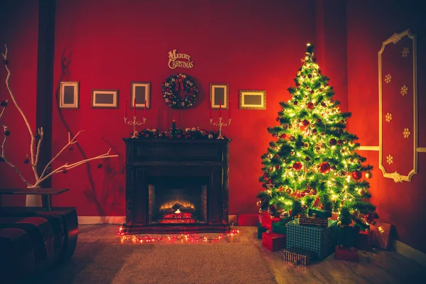 Árbol de Navidad decorado y regalos envueltos —  Fotos de Stock