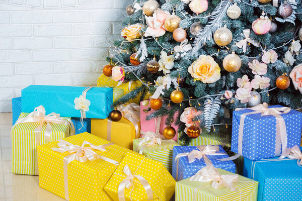 украшенные елки и завернутые подарки
 