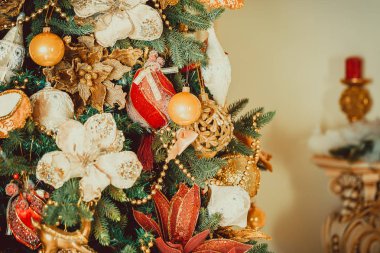 Çelenkli Noel ağacı