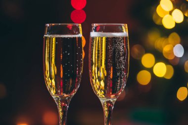 tablo üzerinde şampanya duran