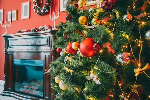 Quarto com árvore de Natal — Fotografia de Stock