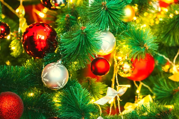 Vackra träd med röda julgranskulor — Stockfoto