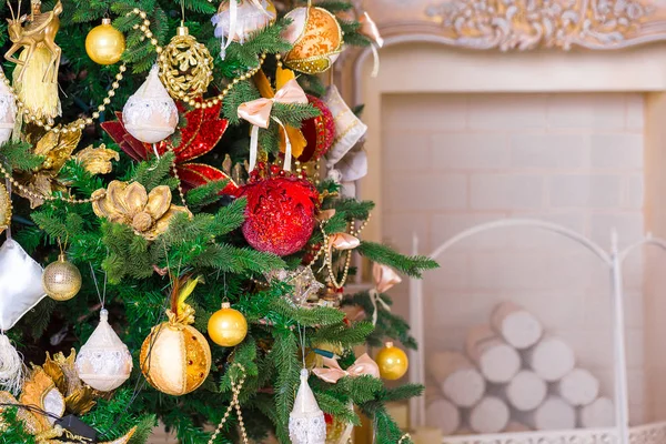 Christmas tree with garland — Stock Photo, Image
