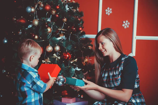 Hermoso retrato de feliz madre e hijo en el fondo del árbol de Navidad —  Fotos de Stock