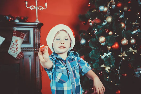 Krásný portrét malého chlapce na pozadí dárků v novém roce, místnost pod vánoční stromeček. Myšlenka pro pohlednice. Měkké zaostření. Mělké dof — Stock fotografie