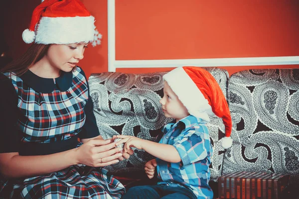 Krásný portrét happy matka a syn na pozadí vánoční stromeček — Stock fotografie