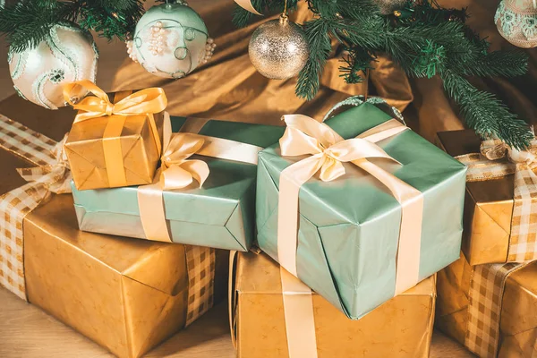 Noel ağacı ve hediyeler — Stok fotoğraf