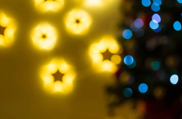 Homályos szobában a karácsonyfa — Stock Fotó