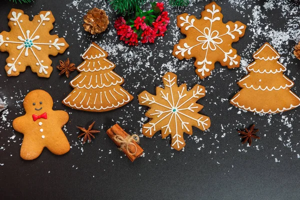 Biscoitos de Natal com neve — Fotografia de Stock