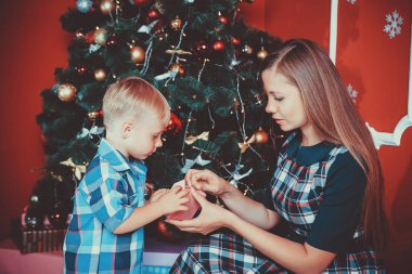 beamother ve hediye kutusu tutarak oğlu