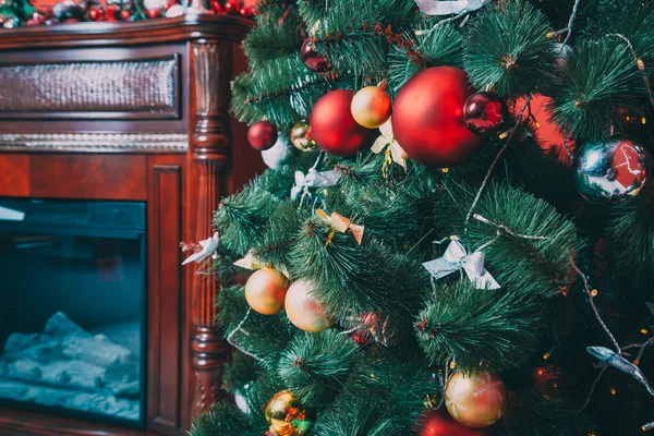 Árvore de natal com bugigangas vermelhas — Fotografia de Stock