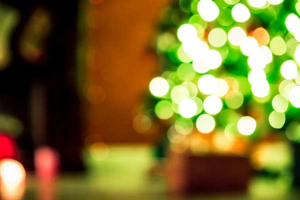Árbol de Navidad desenfocado decorado — Foto de Stock