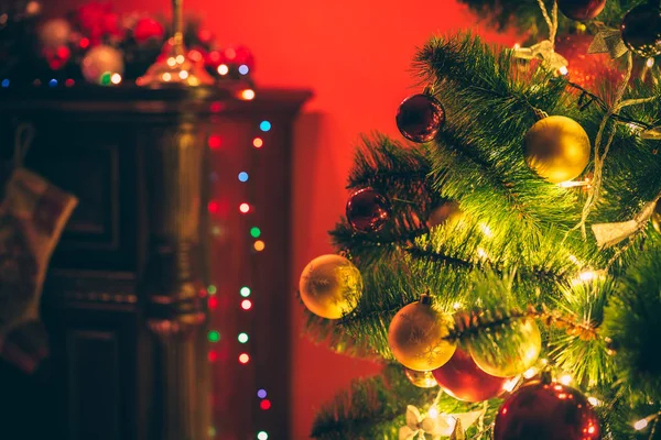 Рождественская елка с красными безделушками — стоковое фото