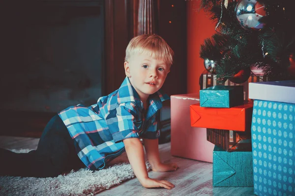 Chlapeček sedí poblíž dárkové krabice — Stock fotografie