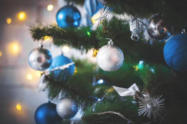 Рождественская елка украшена безделушками и гирляндами — стоковое фото