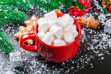 Fincan marshmallow, zencefilli ve Noel dekor