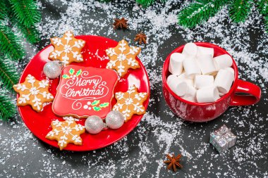 Bardak kavrulmuş lokum gibiydi, gingerbread Noel ağacı dalı ile