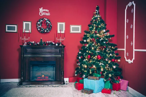 Рождественская елка и подарки — стоковое фото