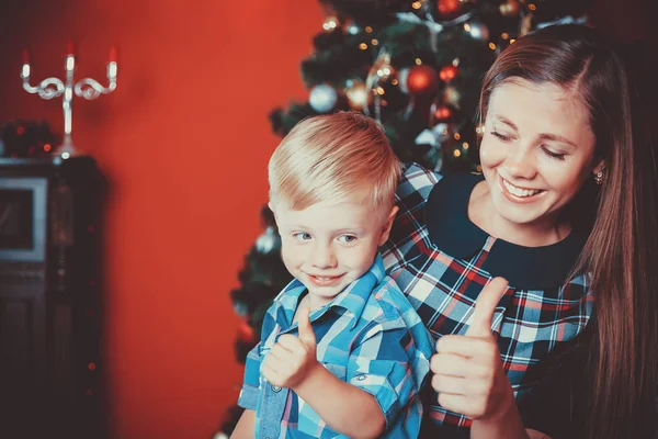 Krásný portrét happy matka a syn na pozadí vánoční strom v novém roce místnosti. Myšlenka pro pohlednice. Měkké zaostření. Mělké dof — Stock fotografie