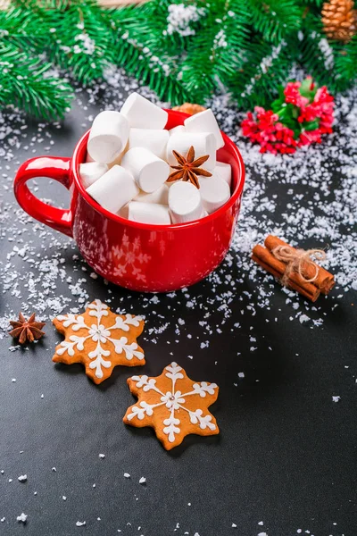 Cup of marshmallows, gingerbread and Christmas decor — Stock Photo, Image