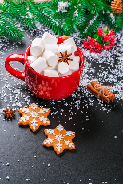 Cup of marshmallows, gingerbread and Christmas decor