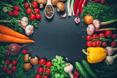 Farklı çiğ sebze ve baharatlar