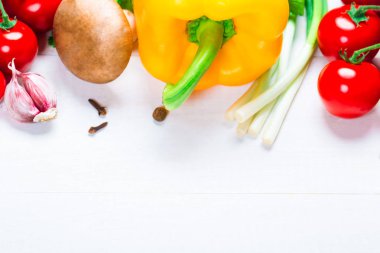  Farklı çiğ sebze ve baharatlar 