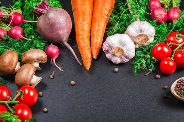 Különböző nyers zöldségek és fűszerek — Stock Fotó