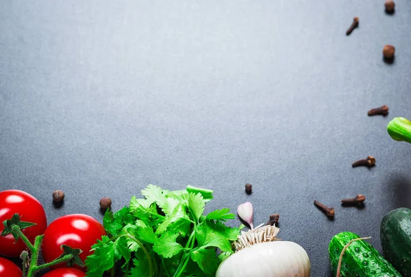 Különböző nyers zöldségek és fűszerek — Stock Fotó