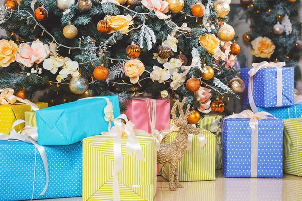 Rum med julgran och gåvor — Stockfoto