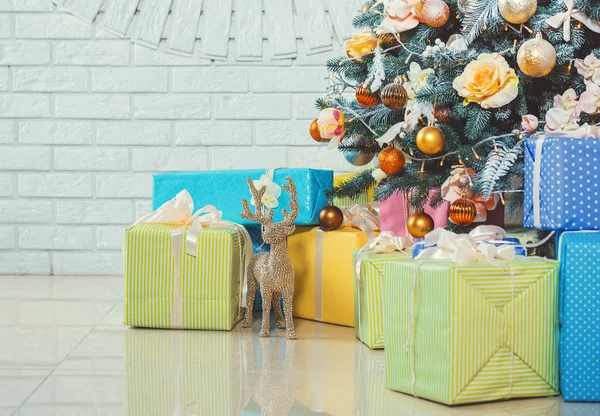 クリスマス ツリーとプレゼント — ストック写真