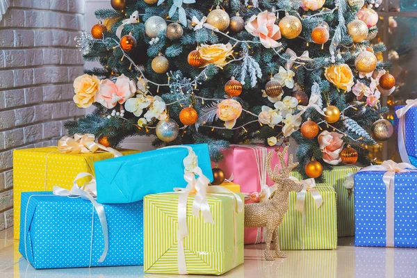 Habitación con árbol de Navidad y regalos —  Fotos de Stock