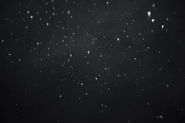 黑色背景上飘雪 — 图库照片