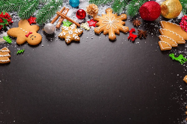Χριστουγεννιάτικα μπισκότα και ελάτης εορταστική διακόσμηση — Φωτογραφία Αρχείου